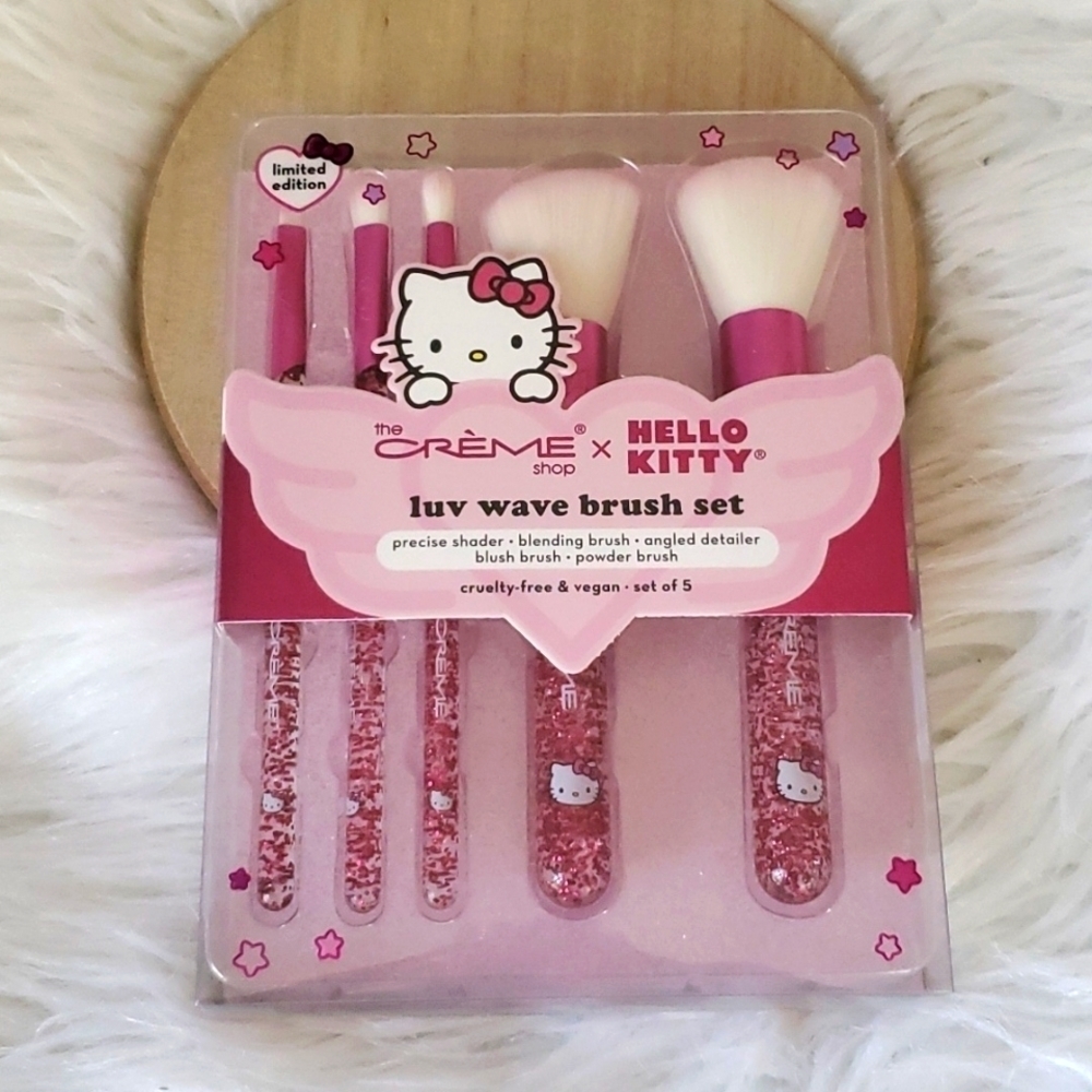 The Creme Shop Hello Kitty Luv Wave Brush Set